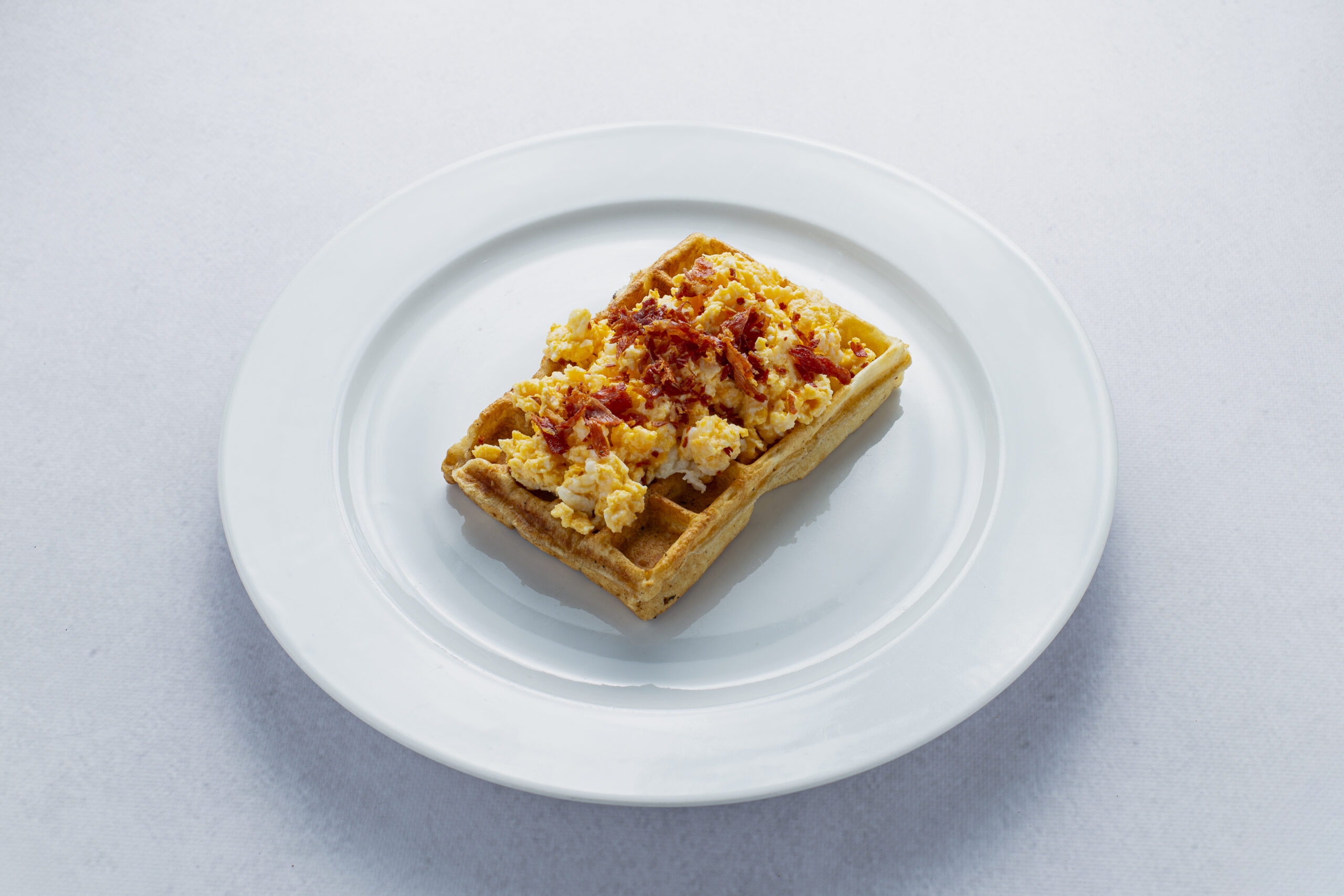 Gofr z jajecznicą i chipsem z boczku