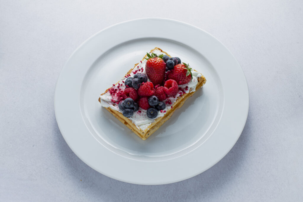 Gofr z serkiem śmietankowym i owocami