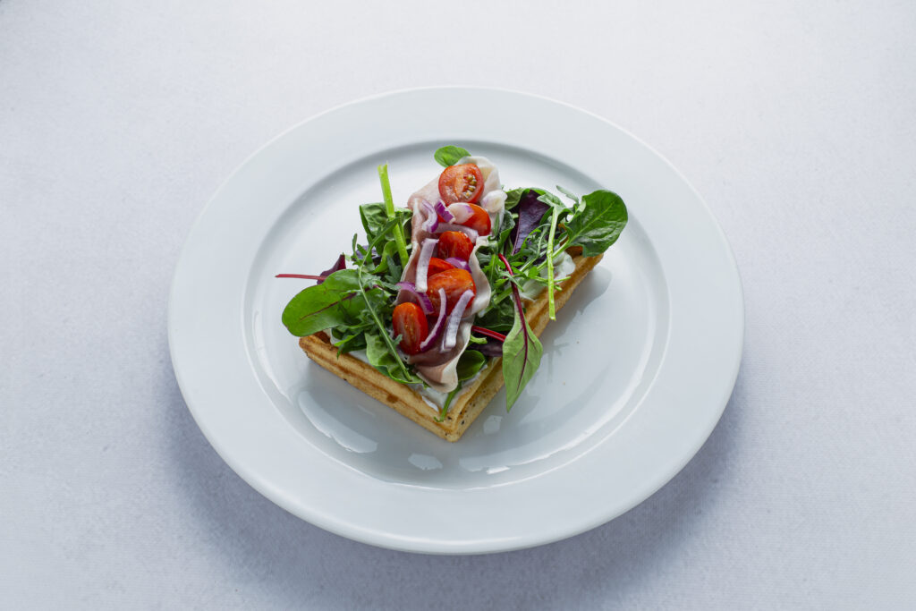 Gofr z szynką parmeńska i serkiem śmietankowym